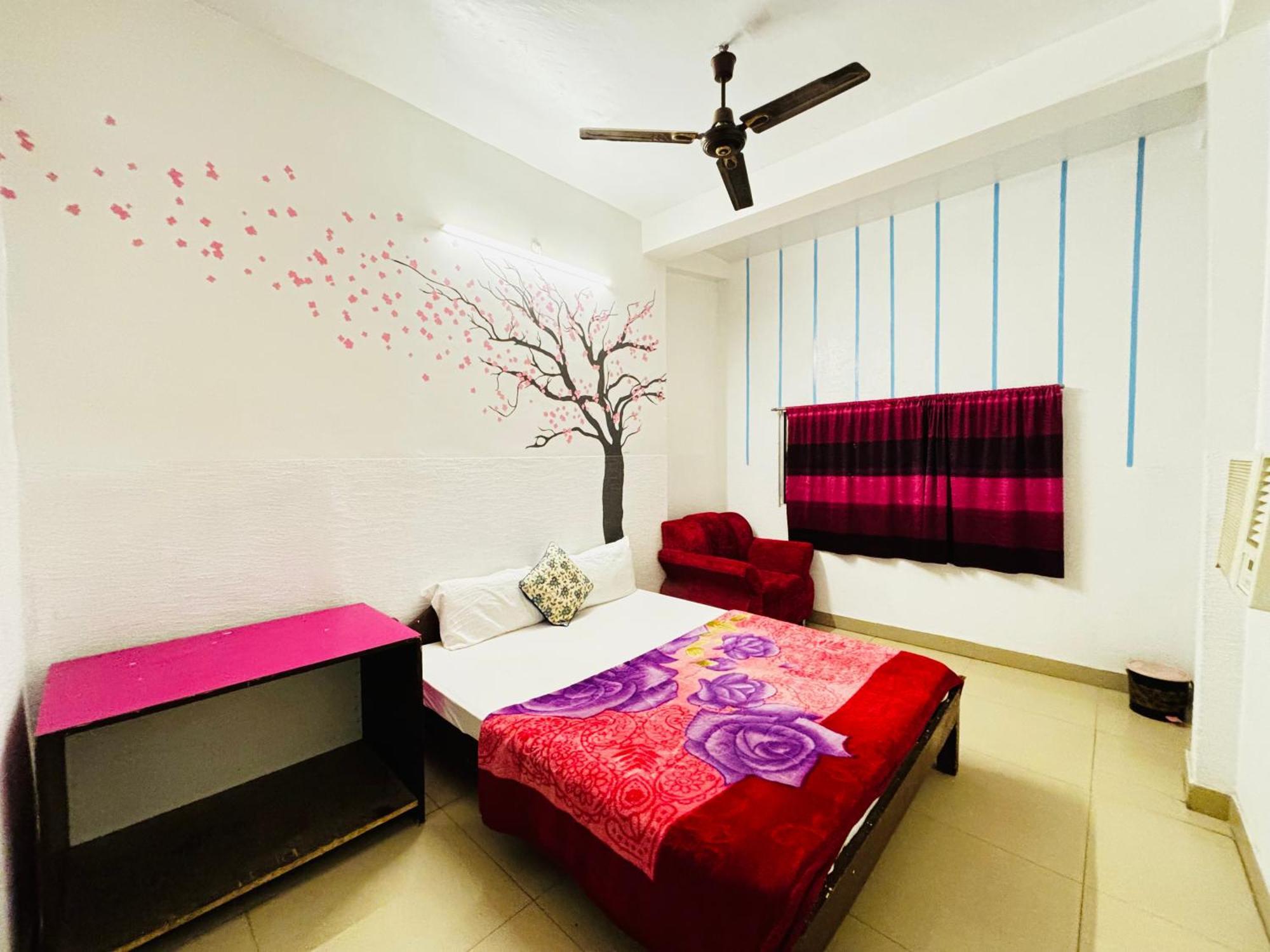 Madsquad Hostel Dorms & Rooms - Varanasi — Photos 3